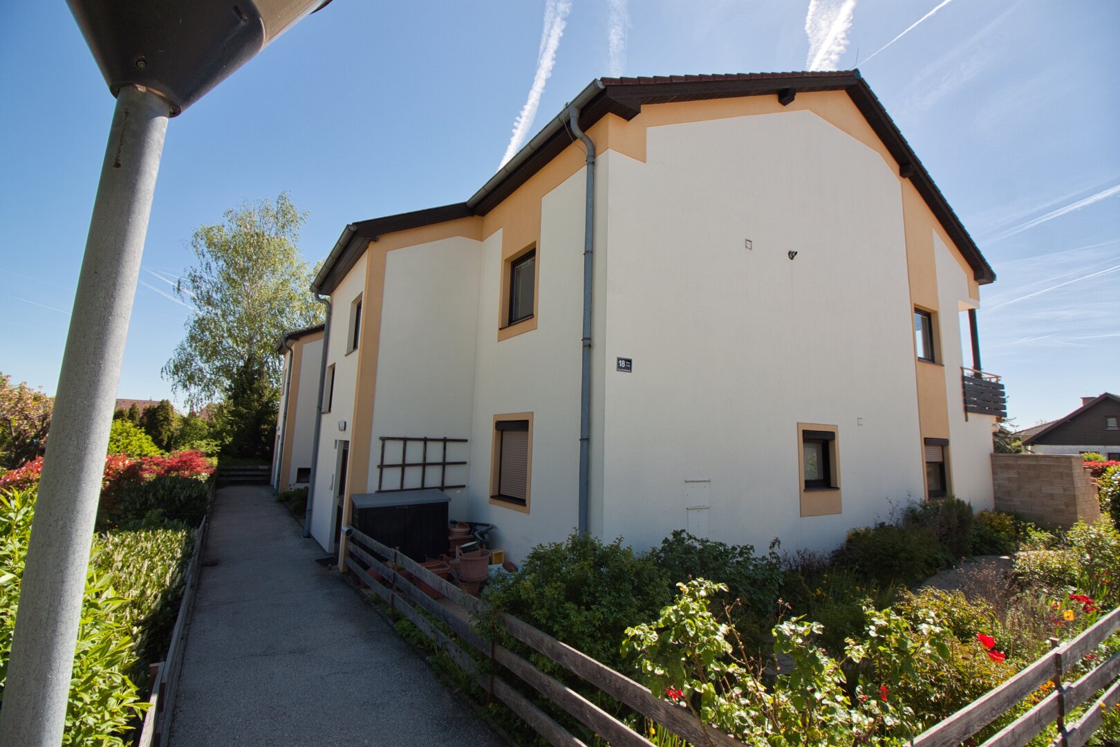 Gut geschnittene, lichtdurchflutete Maisonette mit Kamin & Südbalkon | 111 m² auf zwei Ebenen | inkl. Stellplatz