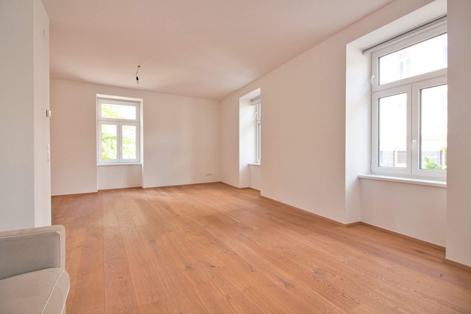 Wunderschöne 3-Zimmer-Altbauwohnung mit Parkettböden | Wohnküche | großes Bad mit Dusche und Badewanne