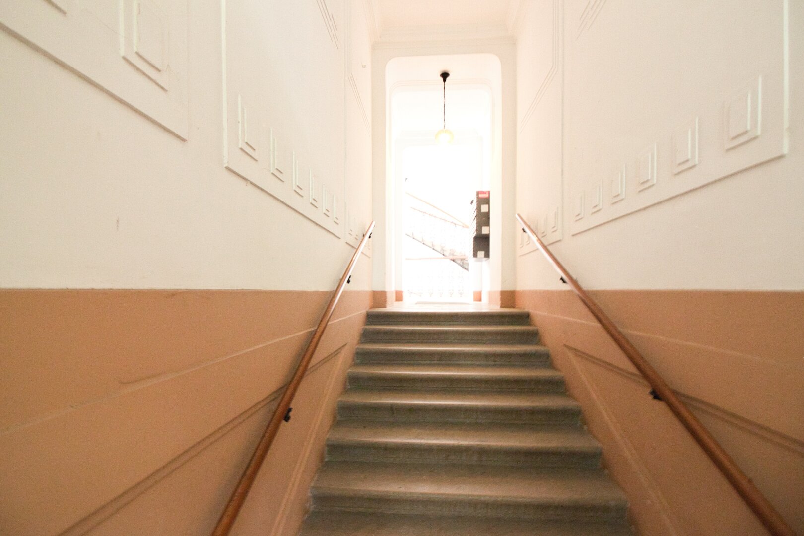 Wunderschöne 2 Zimmer-Altbauwohnung mit separater Küche | TOP Lage | U-Bahn Nähe | Innenhof