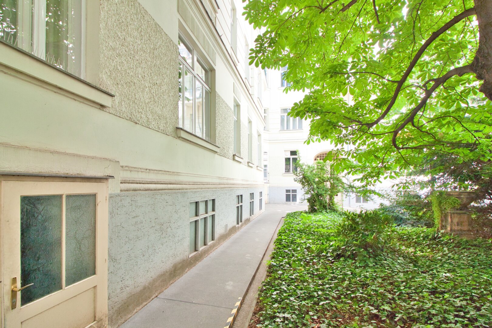 Wunderschöne 2 Zimmer-Altbauwohnung mit separater Küche | TOP Lage | U-Bahn Nähe | Innenhof