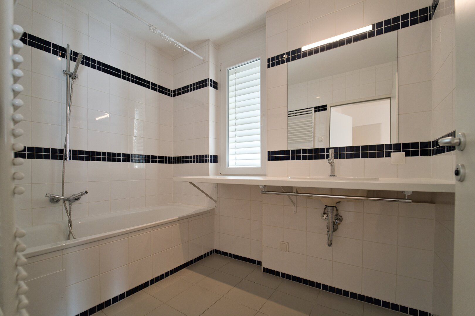 Badezimmer mit Fenster