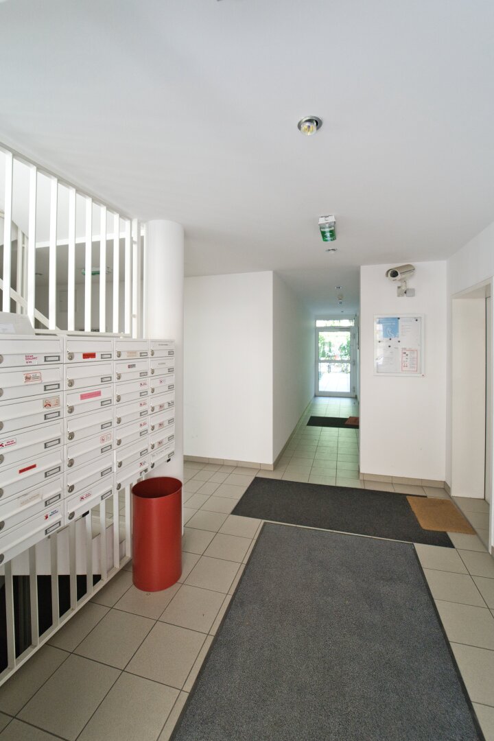 Eingang Stiegenhaus mit Sicherheitskamera