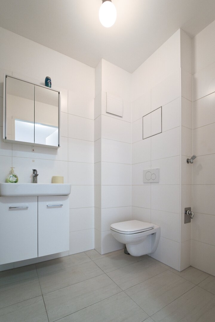 Moderne 2-Zimmer-Wohnung mit Loggia | Erdgeschoß | U1 Station Neulaa