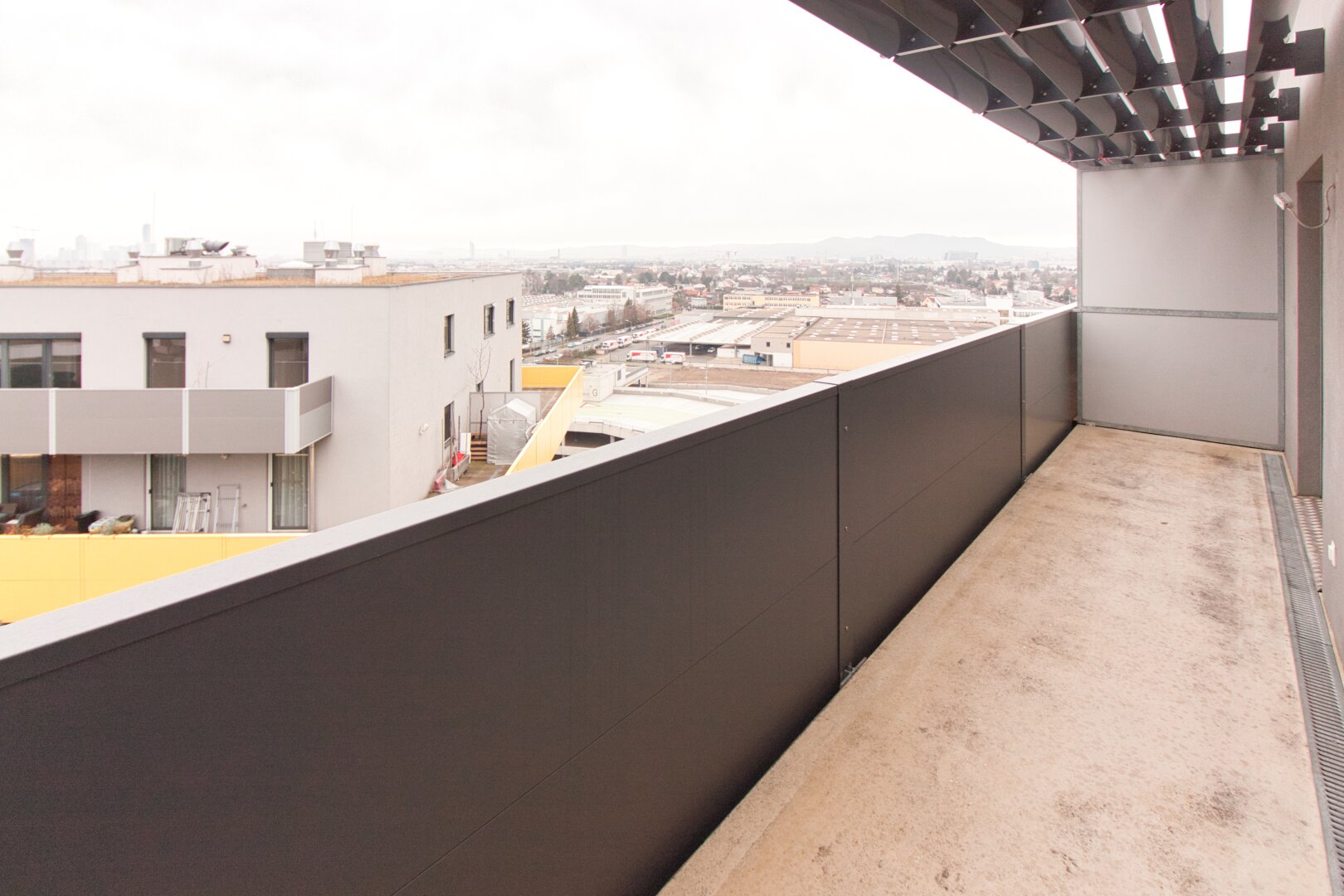 Sonnige DG-Wohnung mit offenem, zentralem Grundriss | 10. Stock mit privater Terrasse & Fernblick | inkl. moderner Küche