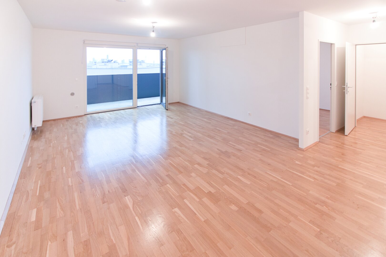 Sonnige DG-Wohnung mit offenem, zentralem Grundriss | 10. Stock mit privater Terrasse & Fernblick | inkl. moderner Küche