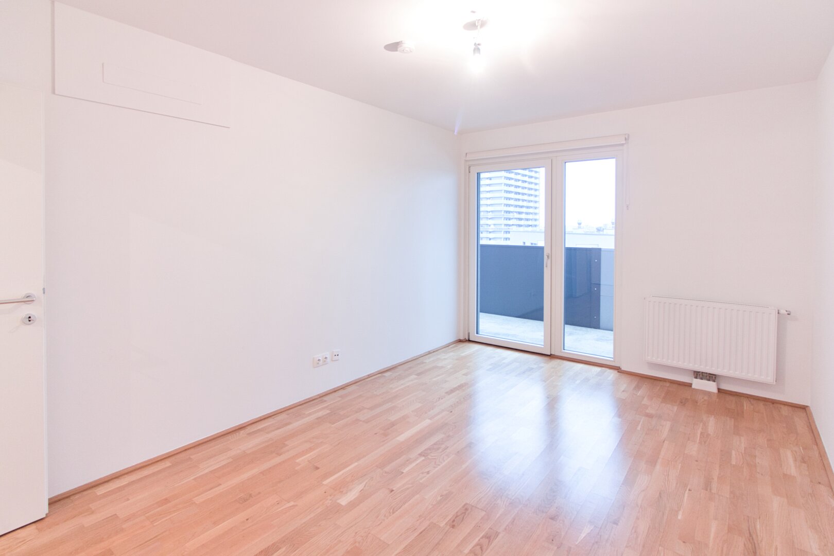 Sonnige DG-Wohnung mit offenem, zentralem Grundriss | 10. Stock mit privater Terrasse & Fernblick | inkl. moderner Küche