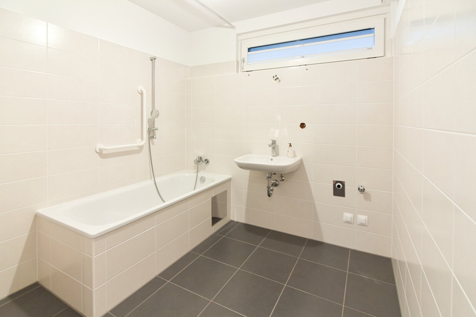Sonnige DG-Wohnung mit offenem, zentralem Grundriss | 10. Stock mit privater Terrasse & Fernblick | inkl. moderner Küche