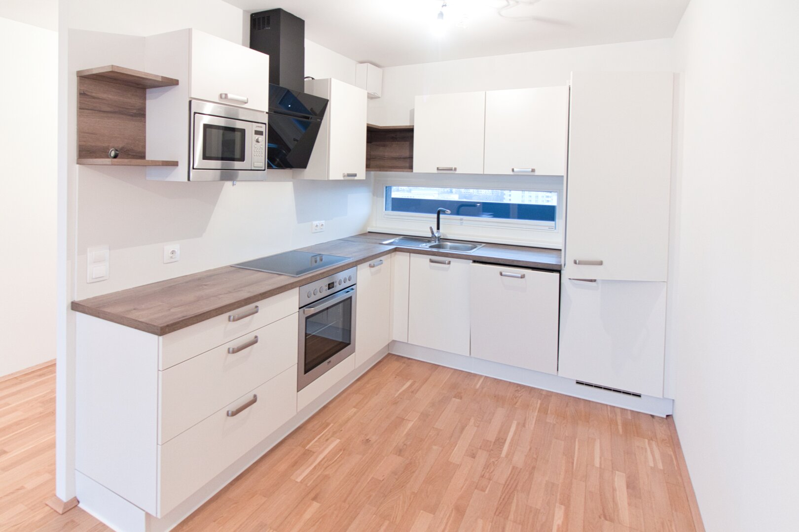 Sonnige DG-Wohnung mit offenem, zentralem Grundriss | 10. Stock mit privater Terrasse & Fernblick | inkl. moderner Küche