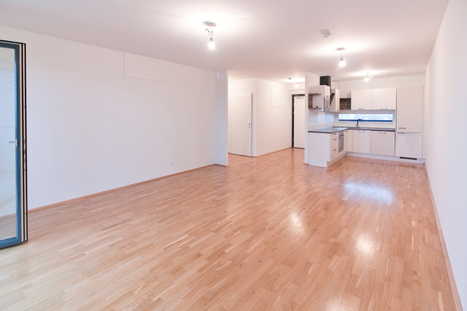Sonnige DG-Wohnung mit offenem, zentralem Grundriss | 10. Stock mit privater Terrasse & Fernblick | inkl. moderner Küche