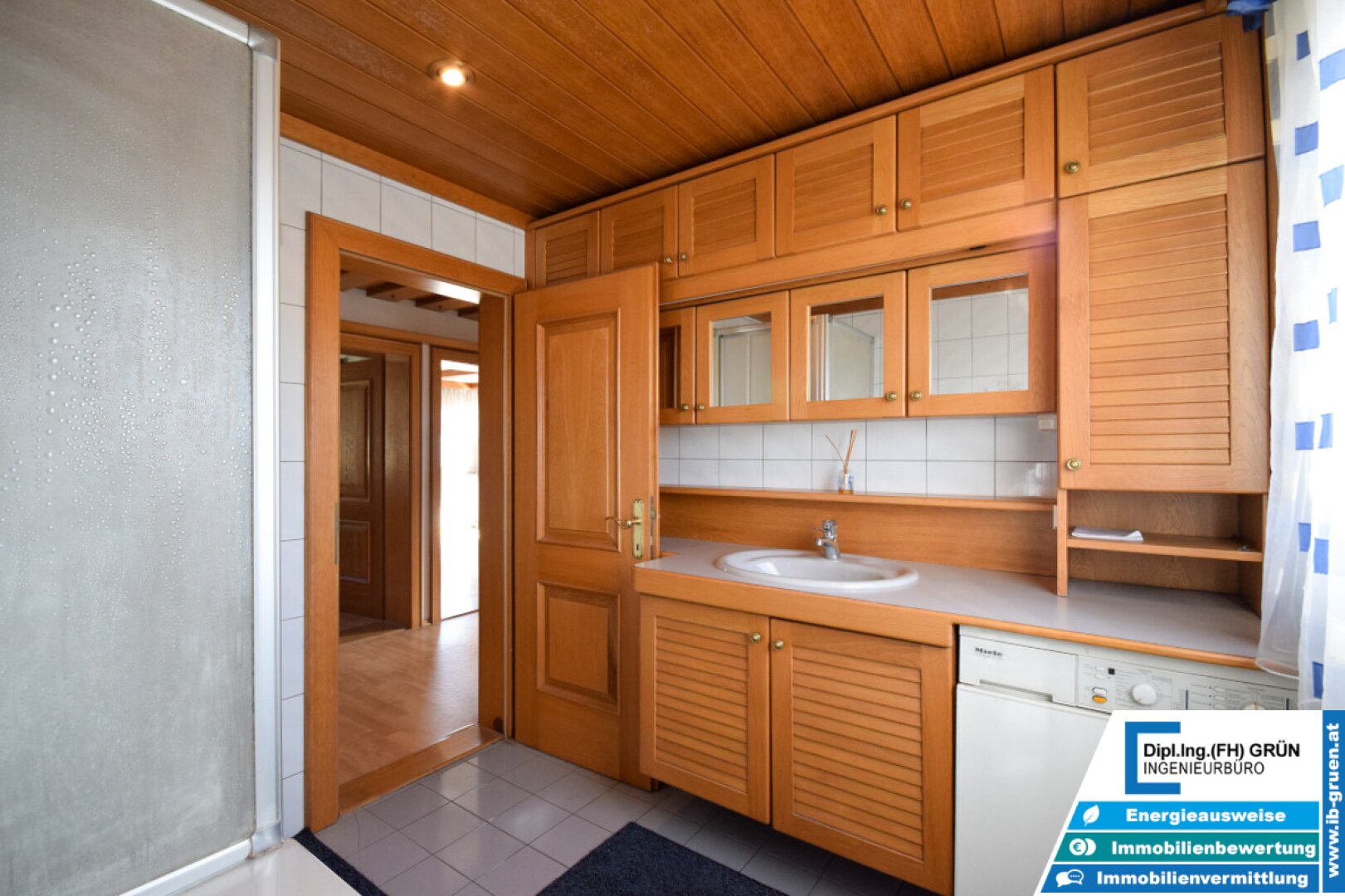 7133m² Betriebsliegenschaft - Betriebshalle, Wohnhäuser, Büro, Garagen, Betriebstankstelle, Baugrund - Projekt für große Arbeiterunterkunft