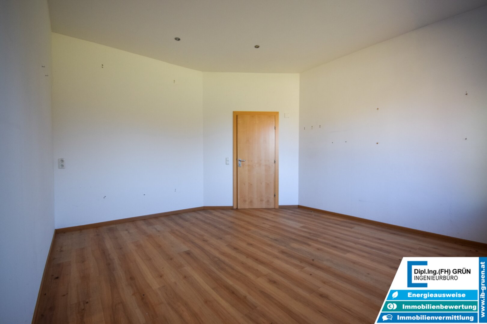 Vielseitige Gewerbeliegenschaft mit Büro & Hallenflächen auf 2.950 m²