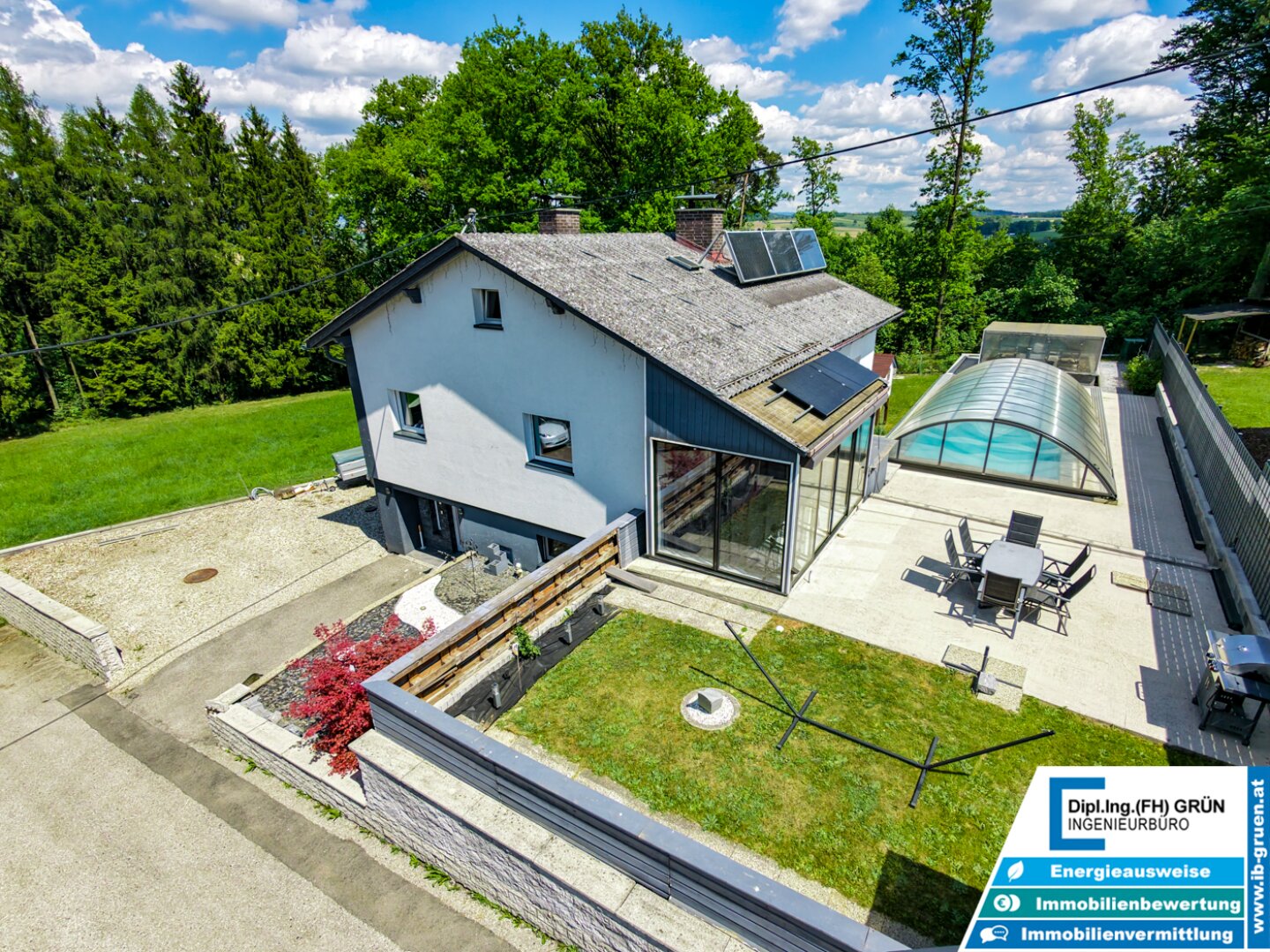 Wohnen in Ruhelage am Waldrand – modernisiertes Haus mit Pool & Grünblick
