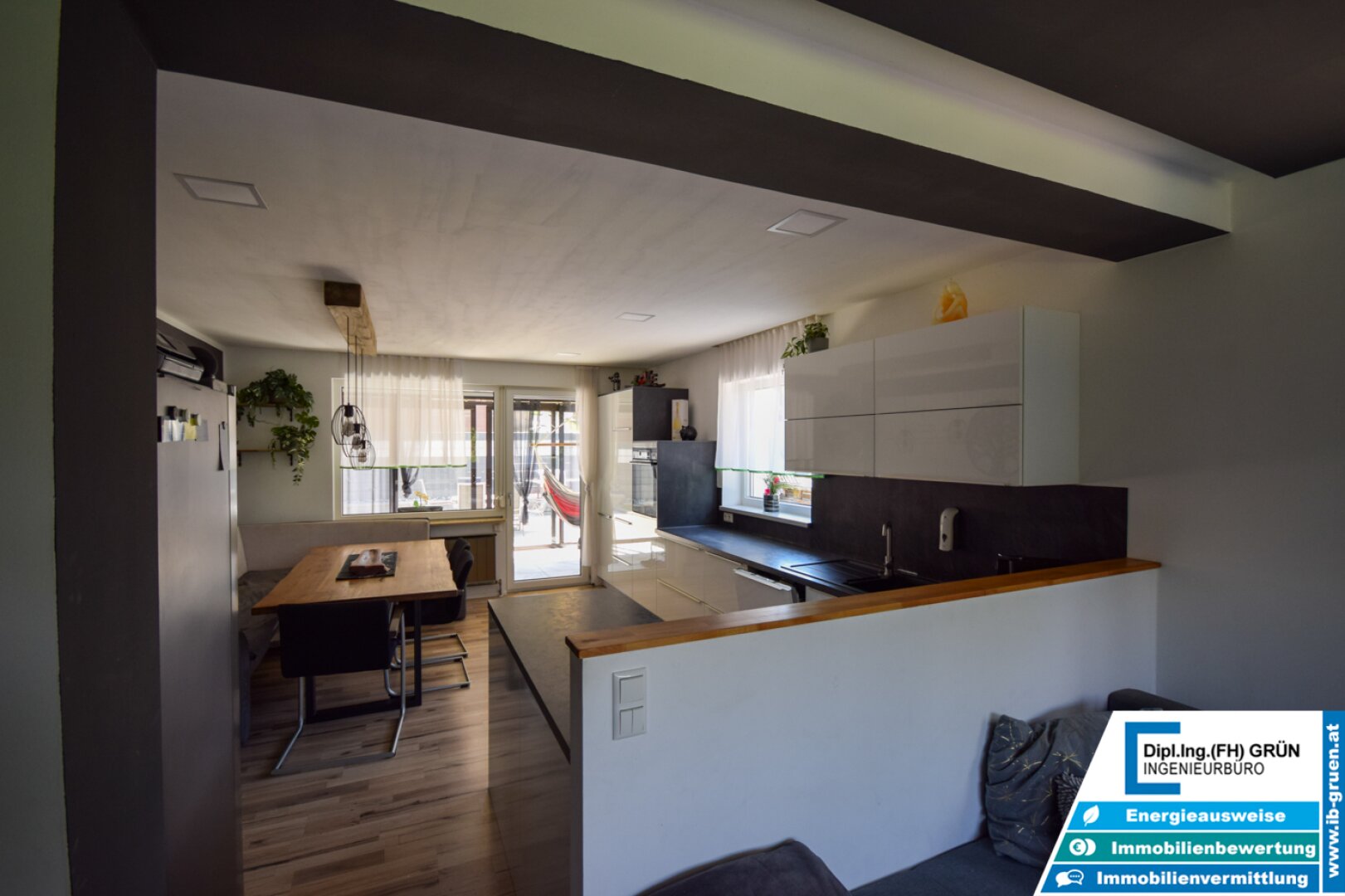 Wohnen in Ruhelage am Waldrand – modernisiertes Haus mit Pool & Grünblick