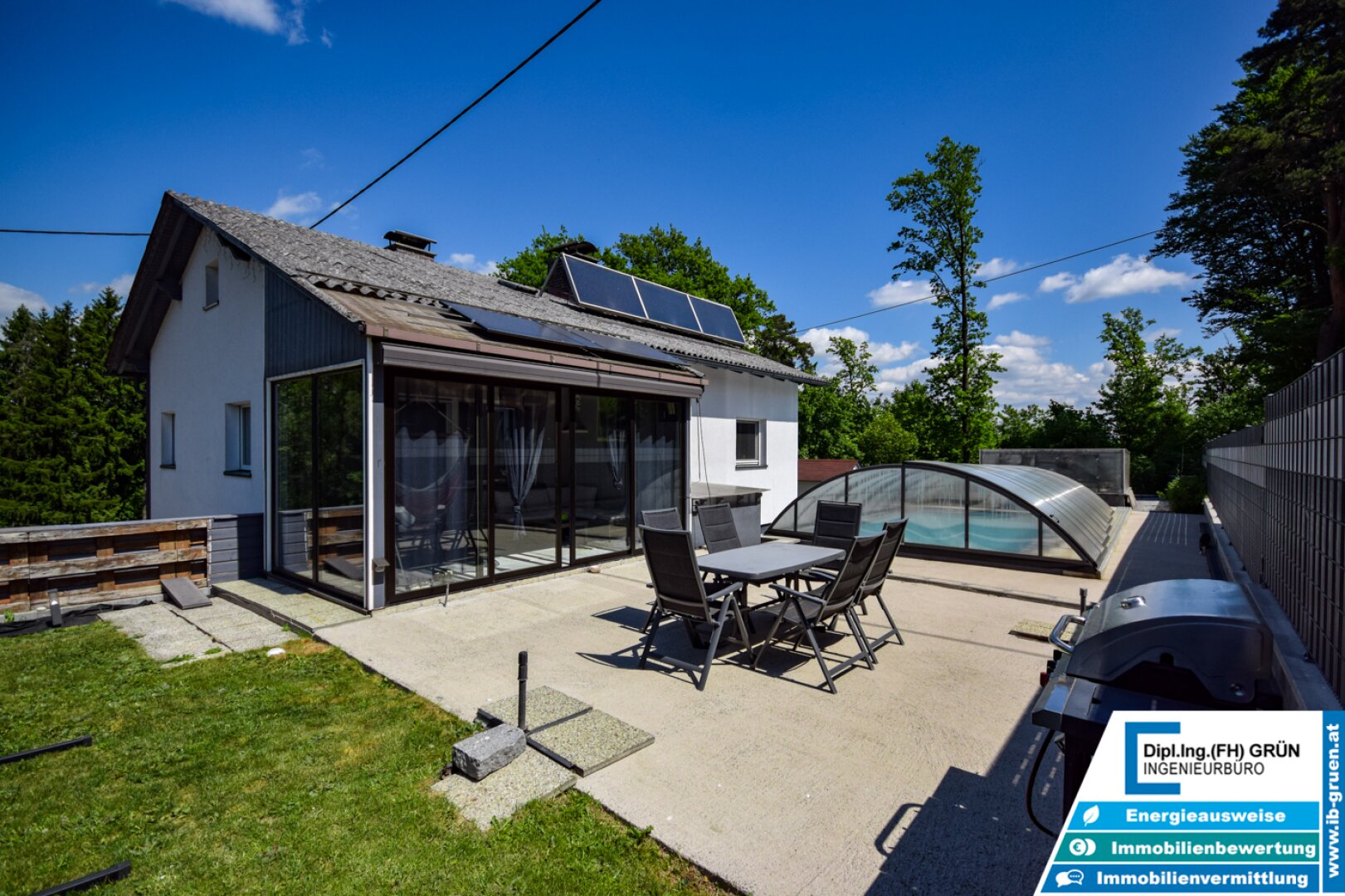 Wohnen in Ruhelage am Waldrand – modernisiertes Haus mit Pool & Grünblick
