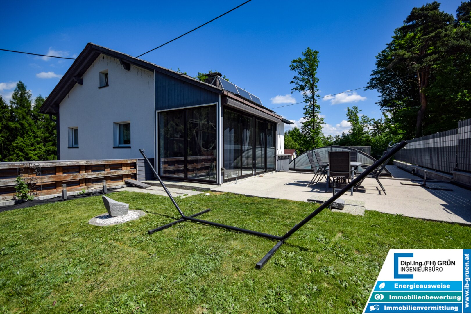 Wohnen in Ruhelage am Waldrand – modernisiertes Haus mit Pool & Grünblick