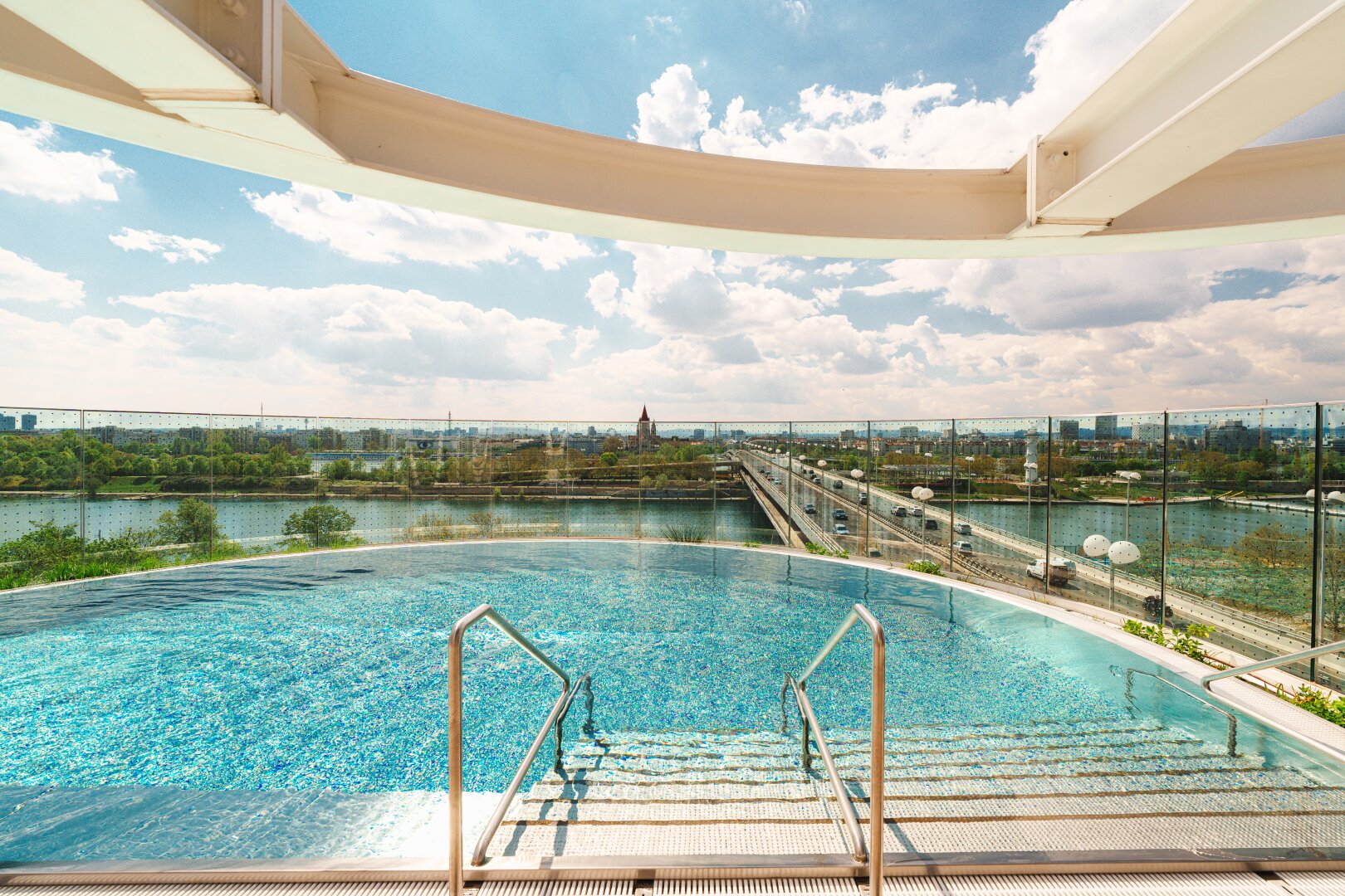 DANUBEFLATS I 15. Etage I 2-Zimmer Wohnung möbliert I Ausblick Kahlenberg I Pool und SPA