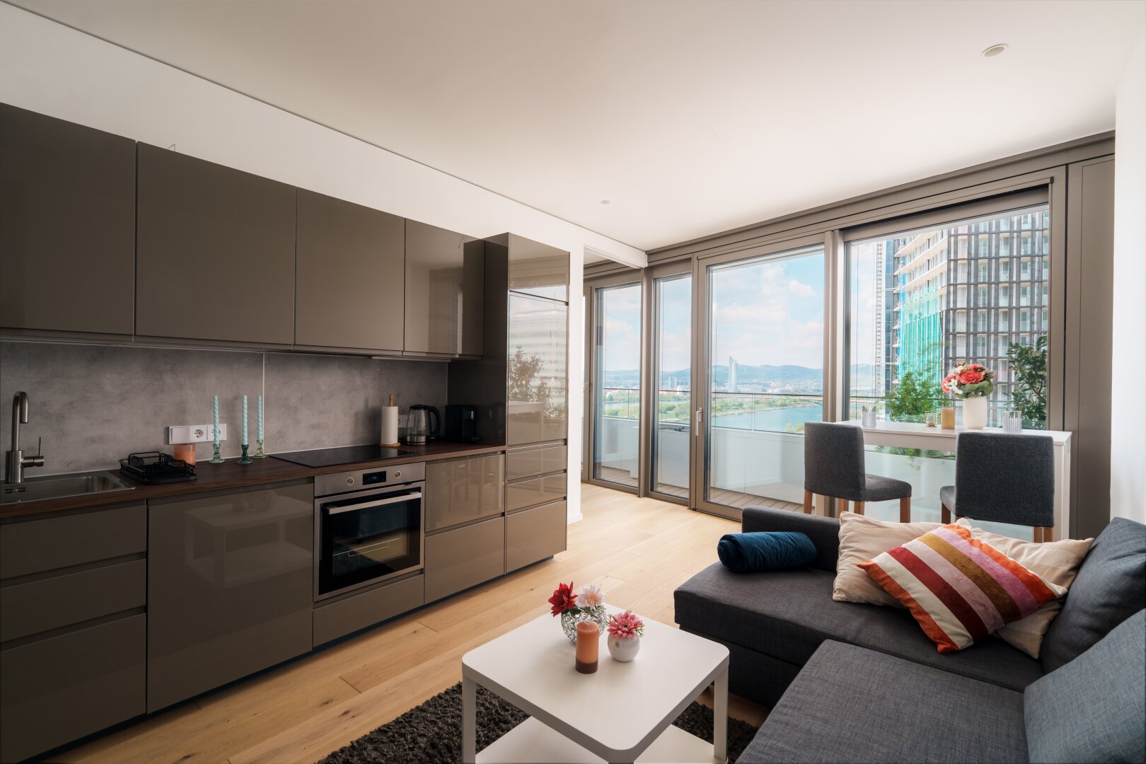 DANUBEFLATS I 15. Etage I 2-Zimmer Wohnung möbliert I Ausblick Kahlenberg I Pool und SPA