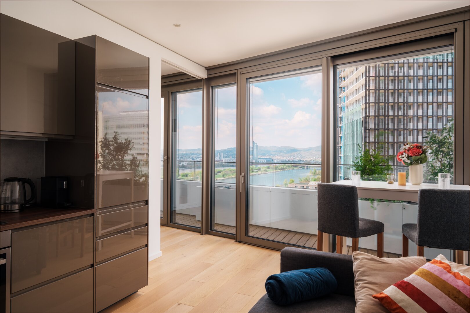 DANUBEFLATS I 15. Etage I 2-Zimmer Wohnung möbliert I Ausblick Kahlenberg I Pool und SPA