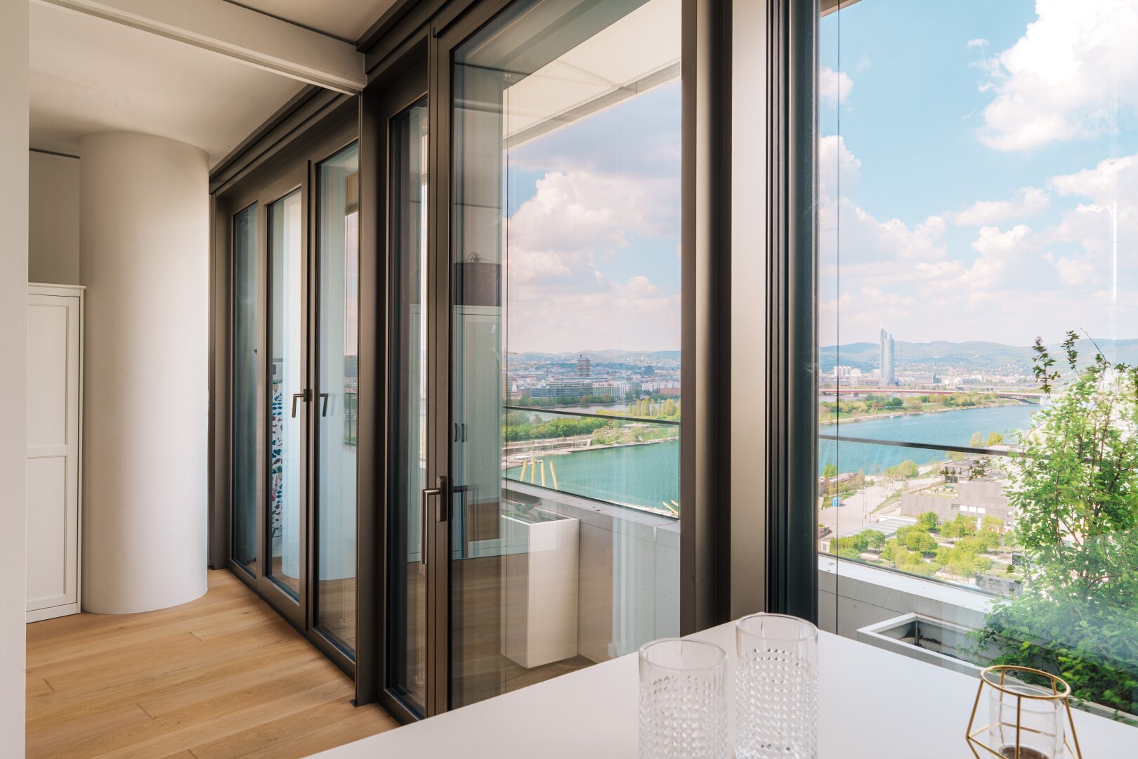 DANUBEFLATS I 15. Etage I 2-Zimmer Wohnung möbliert I Ausblick Kahlenberg I Pool und SPA