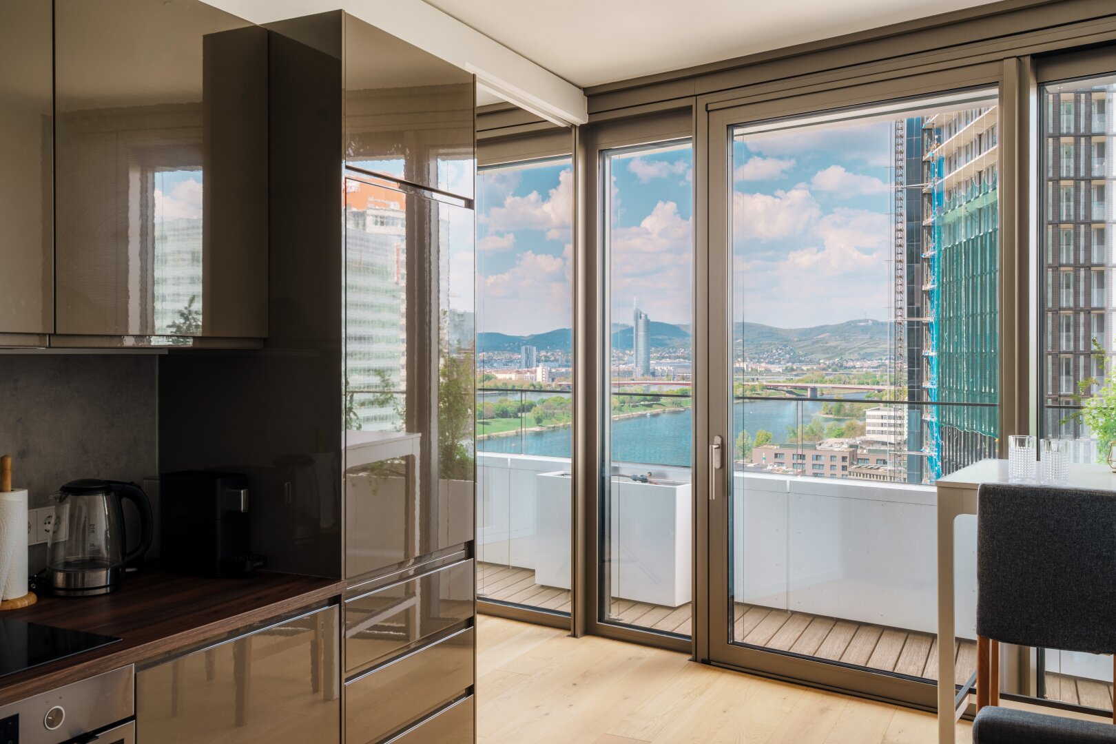 DANUBEFLATS I 15. Etage I 2-Zimmer Wohnung möbliert I Ausblick Kahlenberg I Pool und SPA