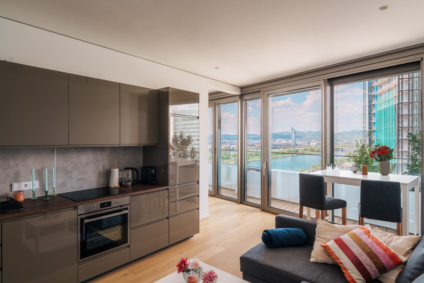 DANUBEFLATS I 15. Etage I 2-Zimmer Wohnung möbliert I Ausblick Kahlenberg I Pool und SPA