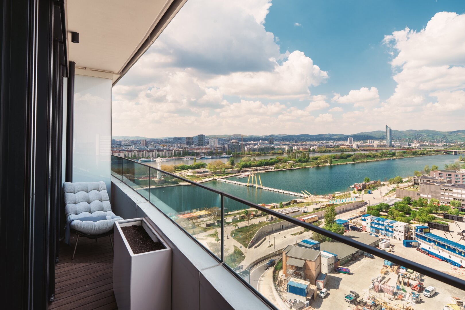 DANUBEFLATS I 15. Etage I 2-Zimmer Wohnung möbliert I Ausblick Kahlenberg I Pool und SPA