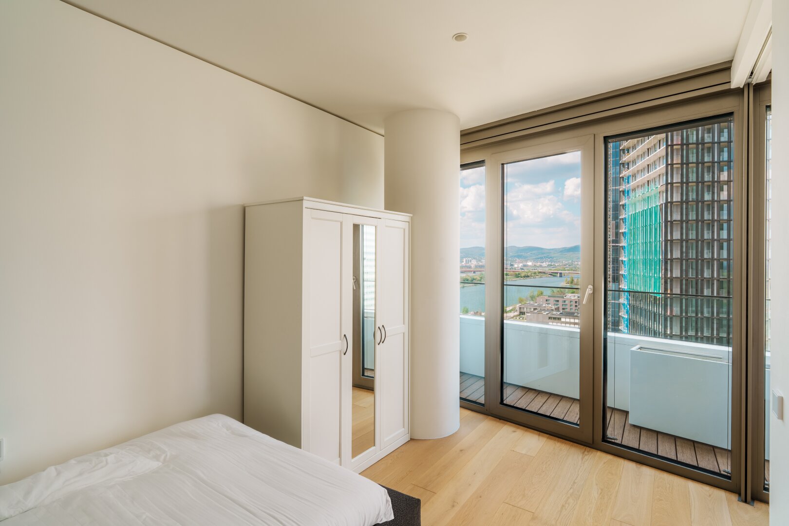 DANUBEFLATS I 15. Etage I 2-Zimmer Wohnung möbliert I Ausblick Kahlenberg I Pool und SPA