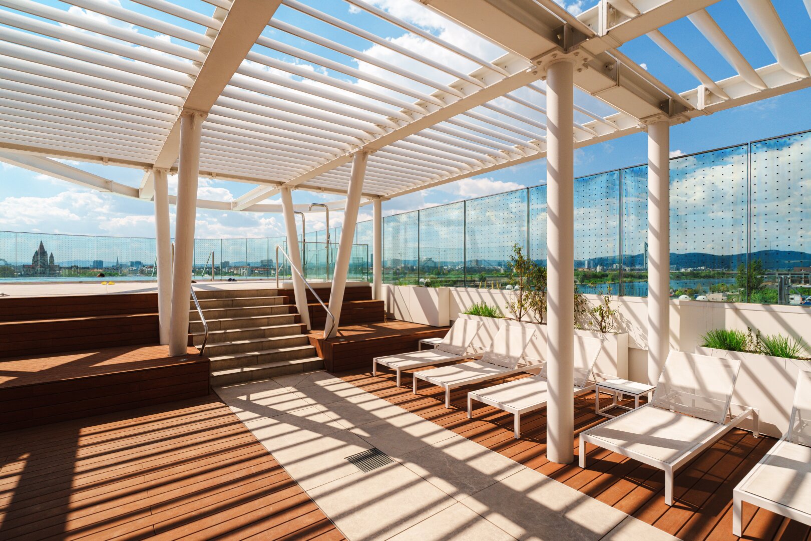 DANUBEFLATS I 15. Etage I 2-Zimmer Wohnung möbliert I Ausblick Kahlenberg I Pool und SPA