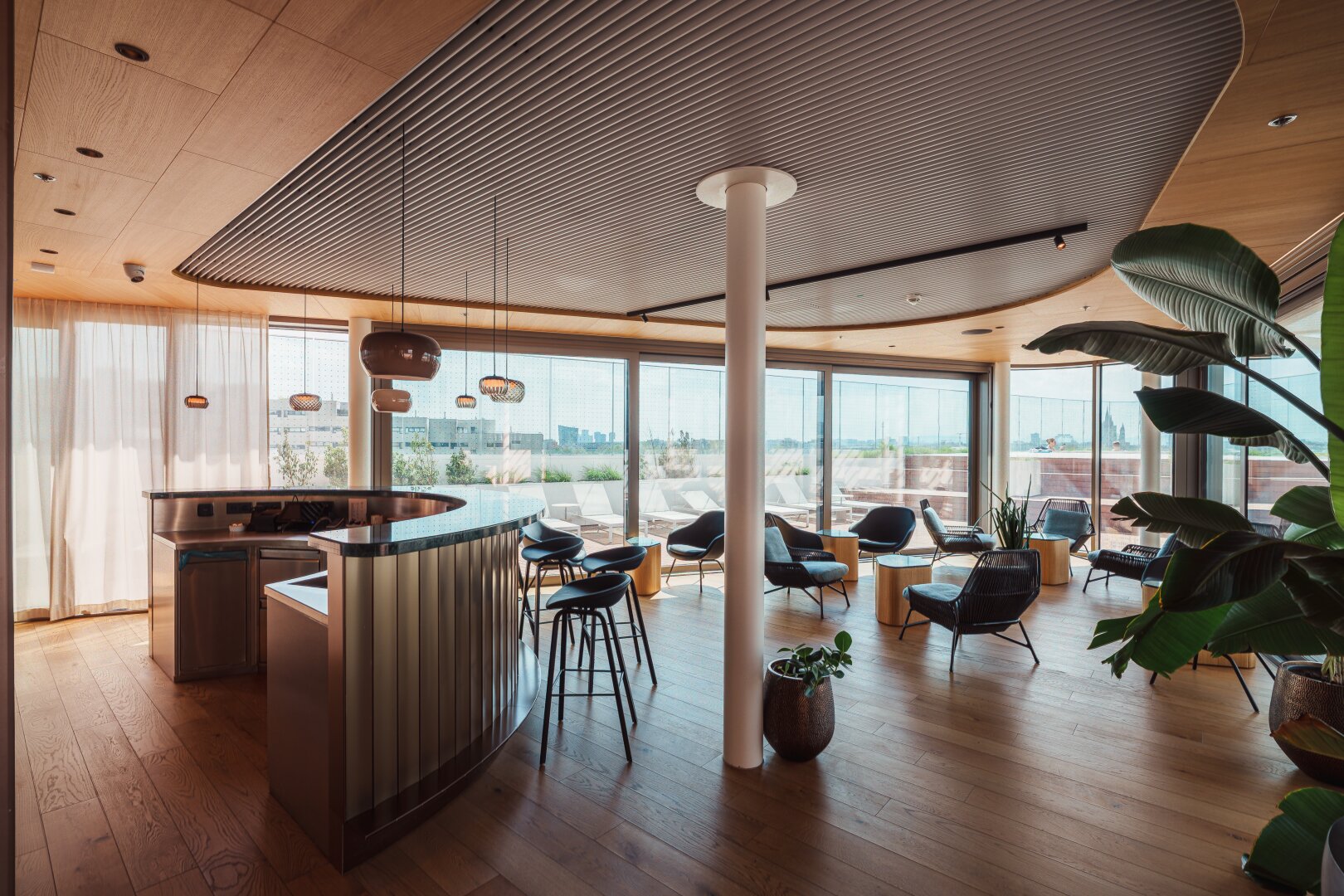 DANUBEFLATS I 15. Etage I 2-Zimmer Wohnung möbliert I Ausblick Kahlenberg I Pool und SPA