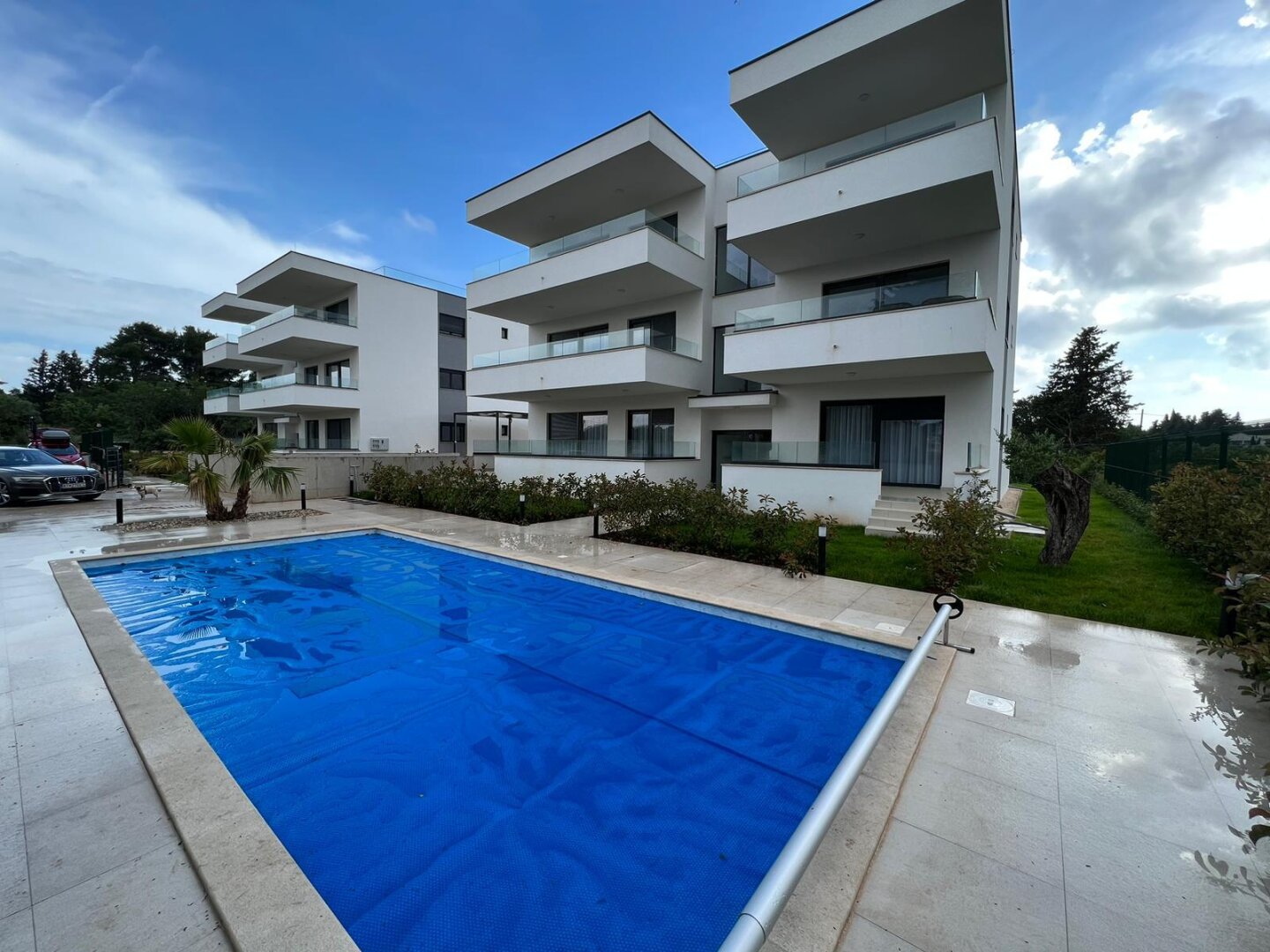 Luxuriöse, voll ausgestattete 4-Zimmer-Apartments/Terrasse/Garten/TG-Platz und Privatpool!