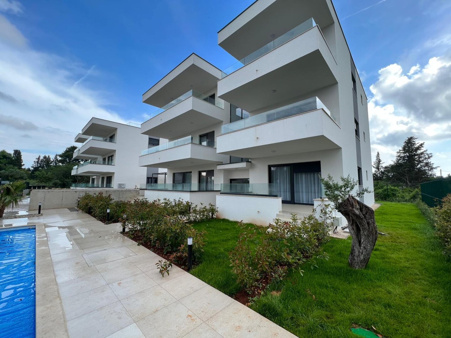 Luxuriöse, voll ausgestattete 4-Zimmer-Apartments/Terrasse/Garten/TG-Platz und Privatpool!