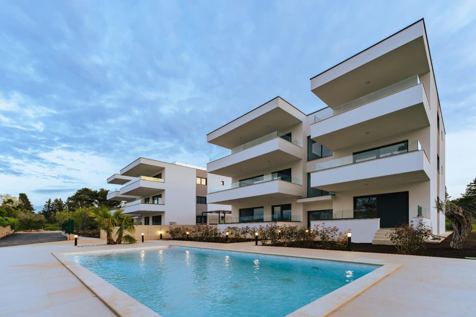 Luxuriöse, voll ausgestattete 4-Zimmer-Apartments/Terrasse/Garten/TG-Platz und Privatpool!