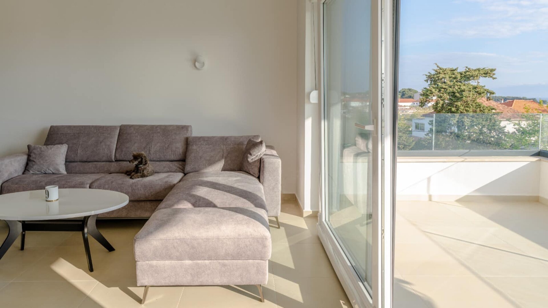 Luxuriöse, voll ausgestattete 4-Zimmer-Apartments/Terrasse/Garten/TG-Platz und Privatpool!