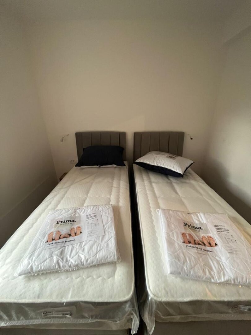 Luxuriöse, voll ausgestattete 4-Zimmer-Apartments/Terrasse/Garten/TG-Platz und Privatpool!