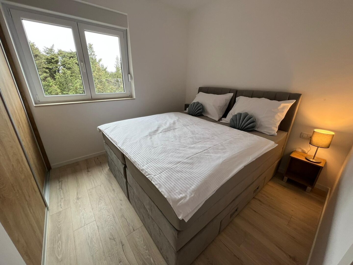 Luxuriöse, voll ausgestattete 4-Zimmer-Apartments/Terrasse/Garten/TG-Platz und Privatpool!
