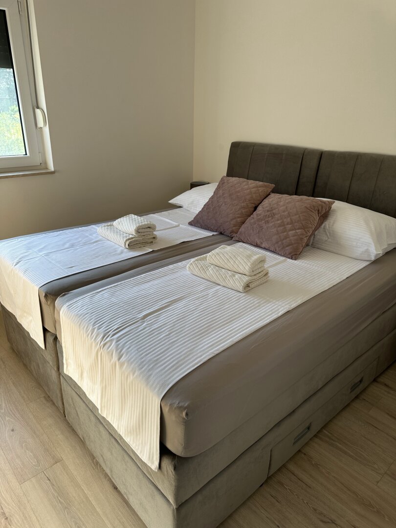 Luxuriöse, voll ausgestattete 4-Zimmer-Apartments/Terrasse/Garten/TG-Platz und Privatpool!