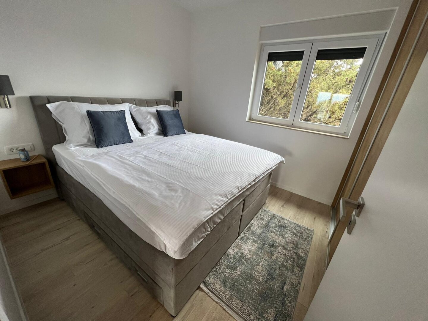 Luxuriöse, voll ausgestattete 4-Zimmer-Apartments/Terrasse/Garten/TG-Platz und Privatpool!