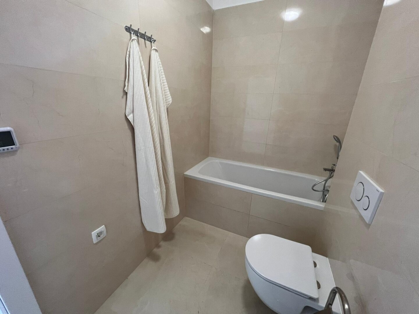 Luxuriöse, voll ausgestattete 4-Zimmer-Apartments/Terrasse/Garten/TG-Platz und Privatpool!