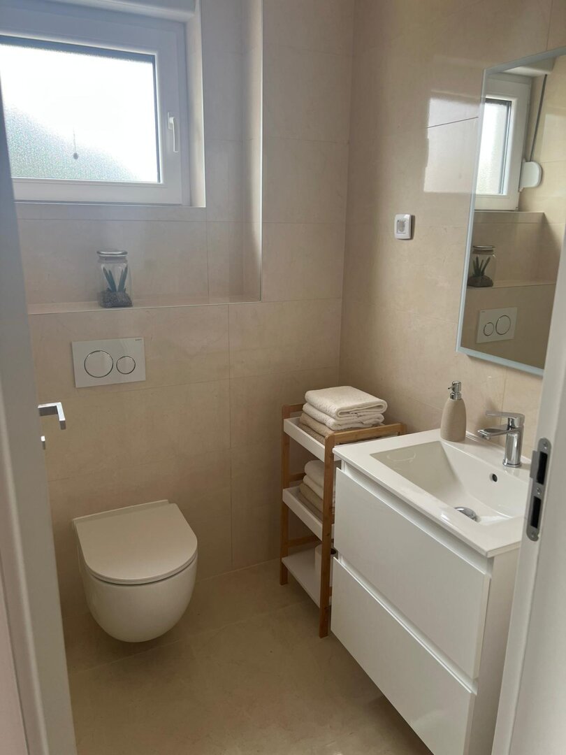 Luxuriöse, voll ausgestattete 4-Zimmer-Apartments/Terrasse/Garten/TG-Platz und Privatpool!