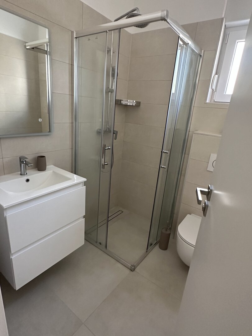 Luxuriöse, voll ausgestattete 4-Zimmer-Apartments/Terrasse/Garten/TG-Platz und Privatpool!