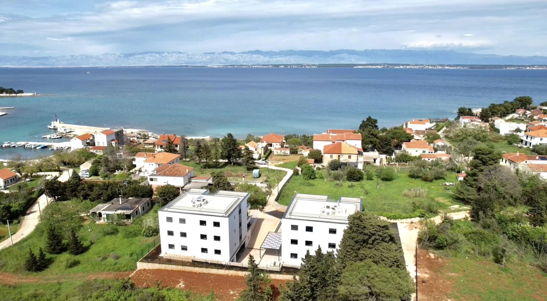 Luxuriöse, voll ausgestattete 4-Zimmer-Apartments/Terrasse/Garten/TG-Platz und Privatpool!