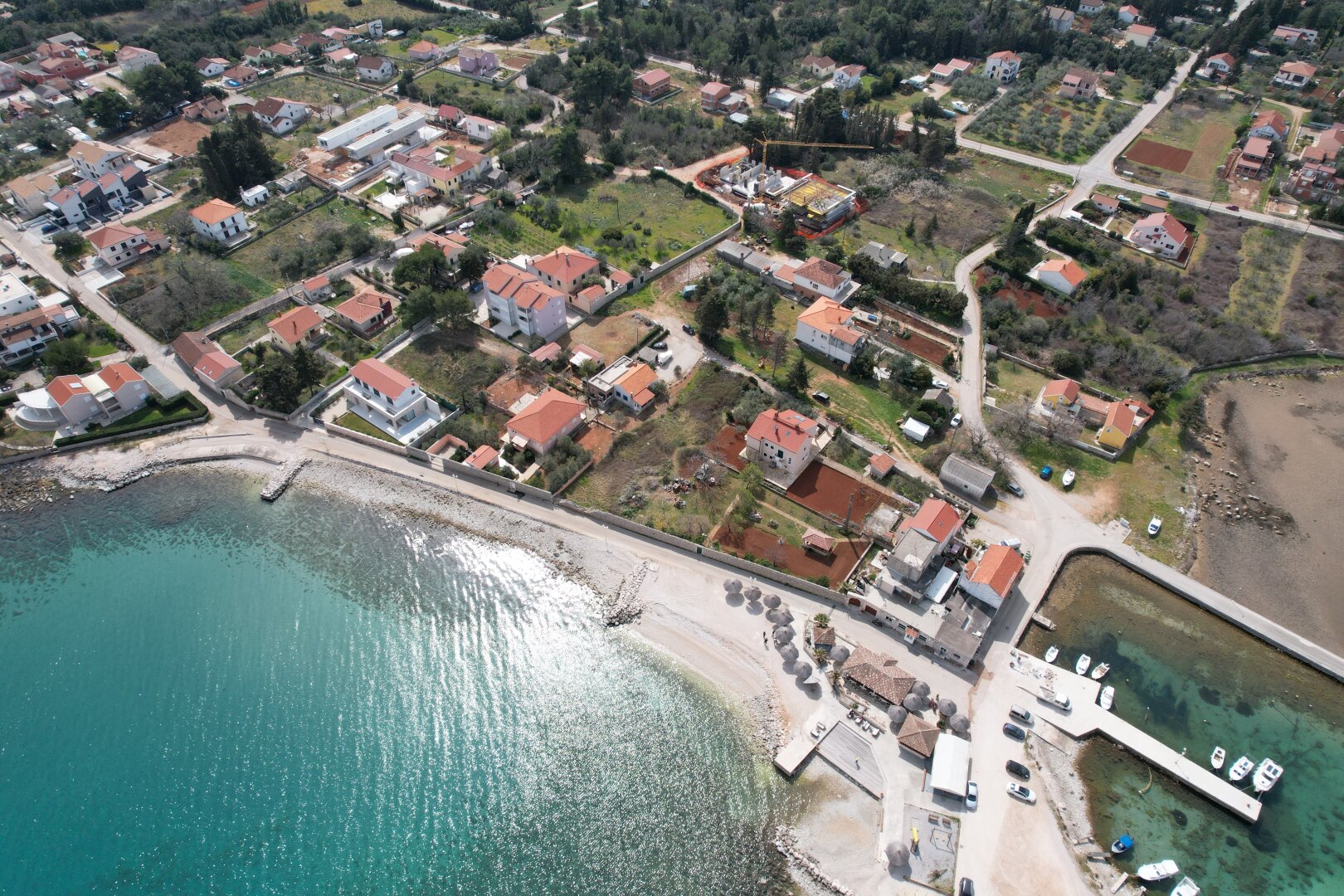 Luxuriöse, voll ausgestattete 4-Zimmer-Apartments/Terrasse/Garten/TG-Platz und Privatpool!