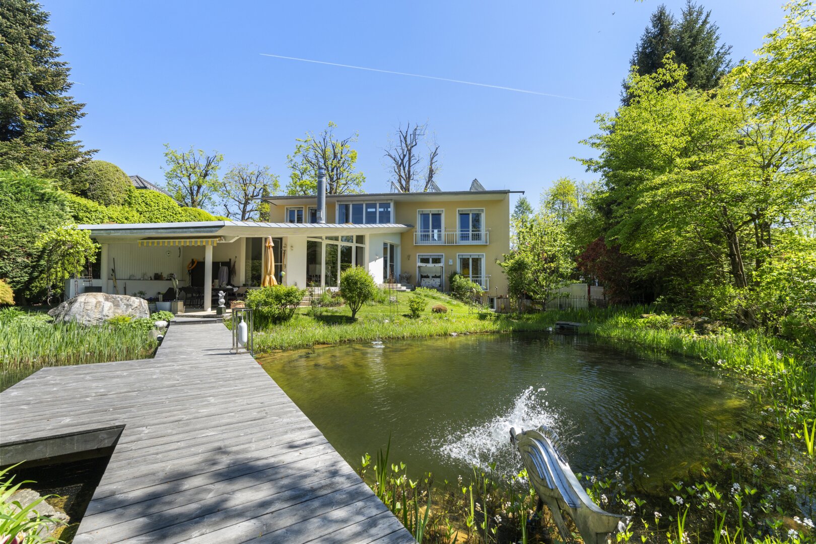 Ein verborgenes Refugium am Kreuzbergl – dort, wo Natur, Wasser und Architektur zu etwas Besonderem verschmelzen