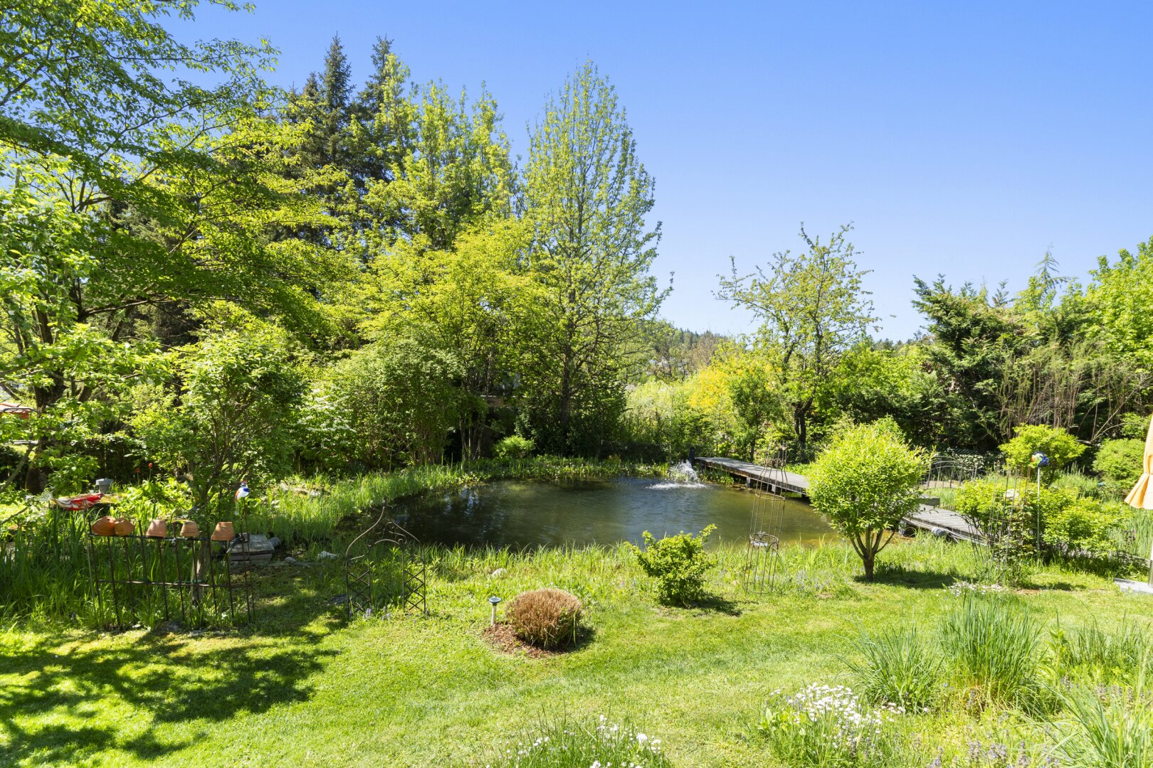 Ein verborgenes Refugium am Kreuzbergl – dort, wo Natur, Wasser und Architektur zu etwas Besonderem verschmelzen