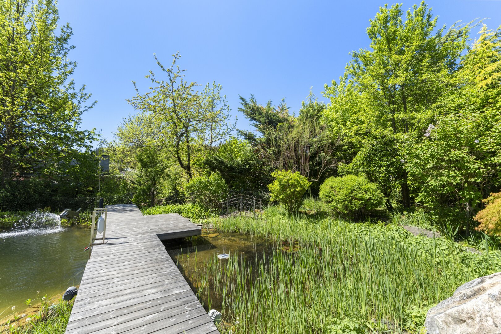 Ein verborgenes Refugium am Kreuzbergl – dort, wo Natur, Wasser und Architektur zu etwas Besonderem verschmelzen