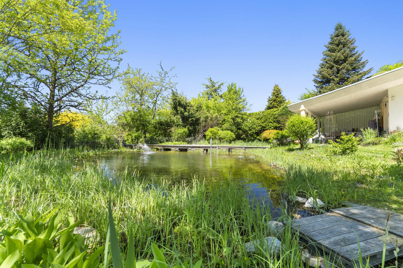 Ein verborgenes Refugium am Kreuzbergl – dort, wo Natur, Wasser und Architektur zu etwas Besonderem verschmelzen