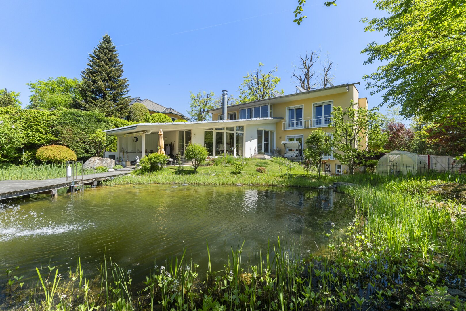 Ein verborgenes Refugium am Kreuzbergl – dort, wo Natur, Wasser und Architektur zu etwas Besonderem verschmelzen