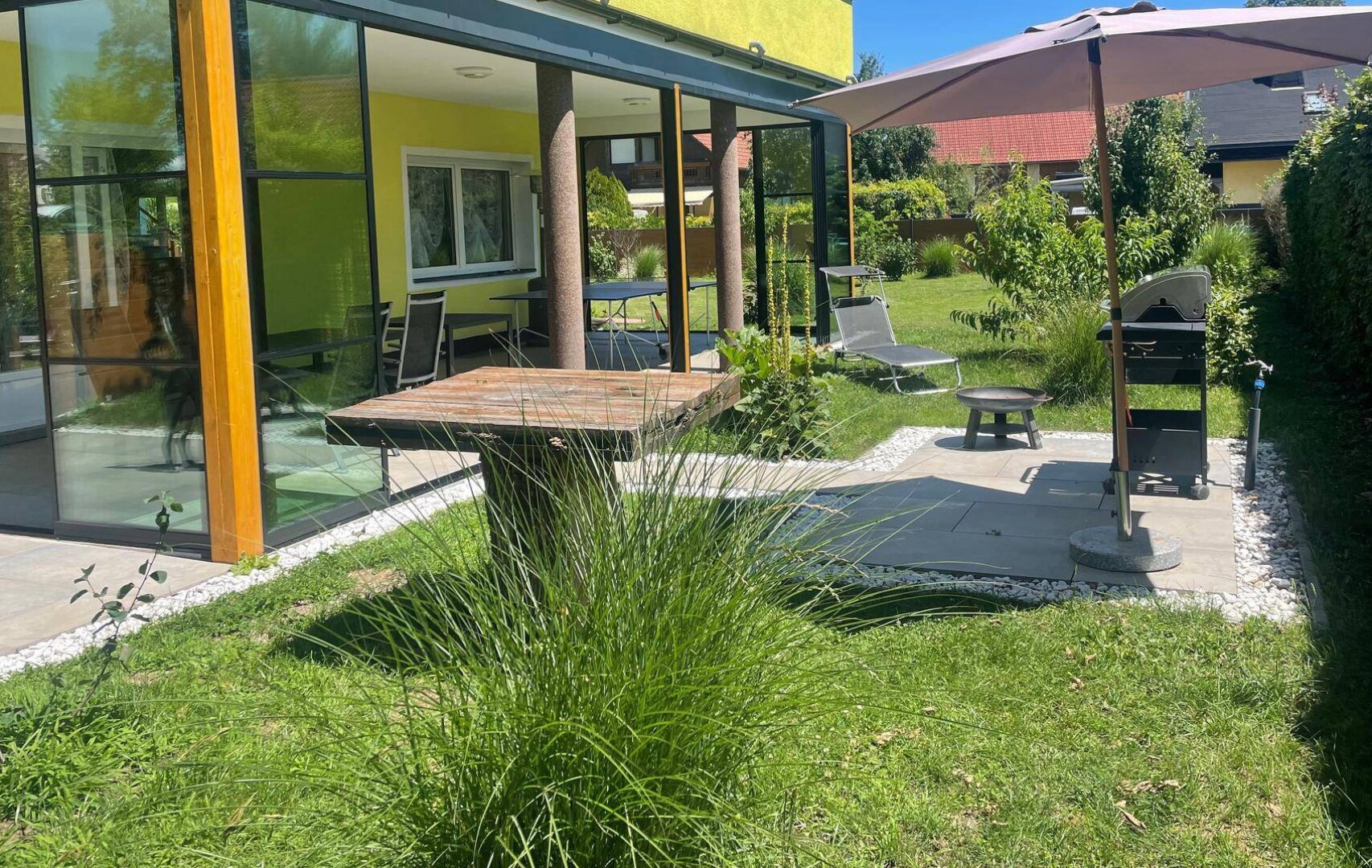 K3 - Platz für eine große Familie. Wohnhaus mit großem Garten. Neuwertig. Elegante und hochwertige Ausstattung. Wintergarten. Ruhige Lage. Ab sofort beziehbar.