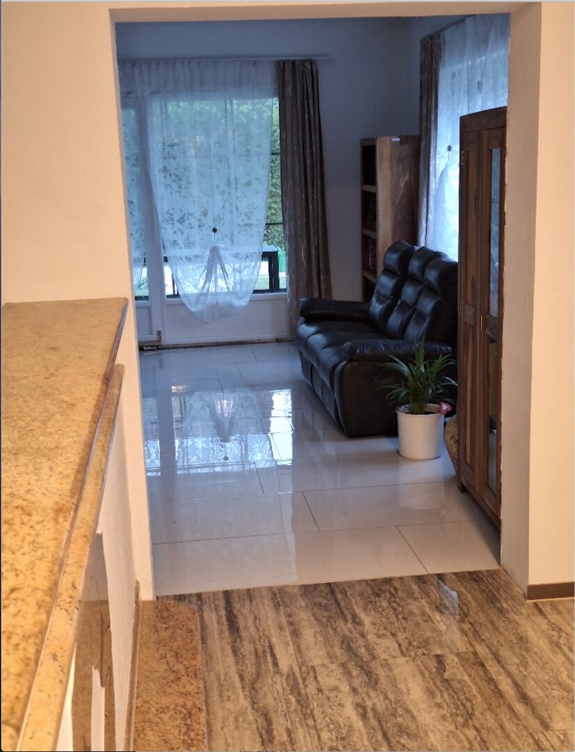K3 - Platz für eine große Familie. Wohnhaus mit großem Garten. Neuwertig. Elegante und hochwertige Ausstattung. Wintergarten. Ruhige Lage. Ab sofort beziehbar.