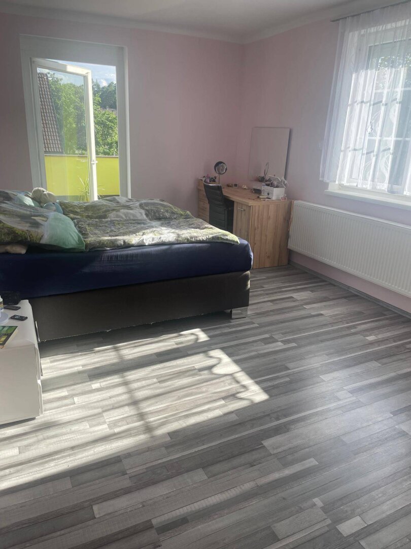 K3 - Platz für eine große Familie. Wohnhaus mit großem Garten. Neuwertig. Elegante und hochwertige Ausstattung. Wintergarten. Ruhige Lage. Ab sofort beziehbar.